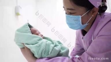4K实拍母婴店护师抱着婴儿